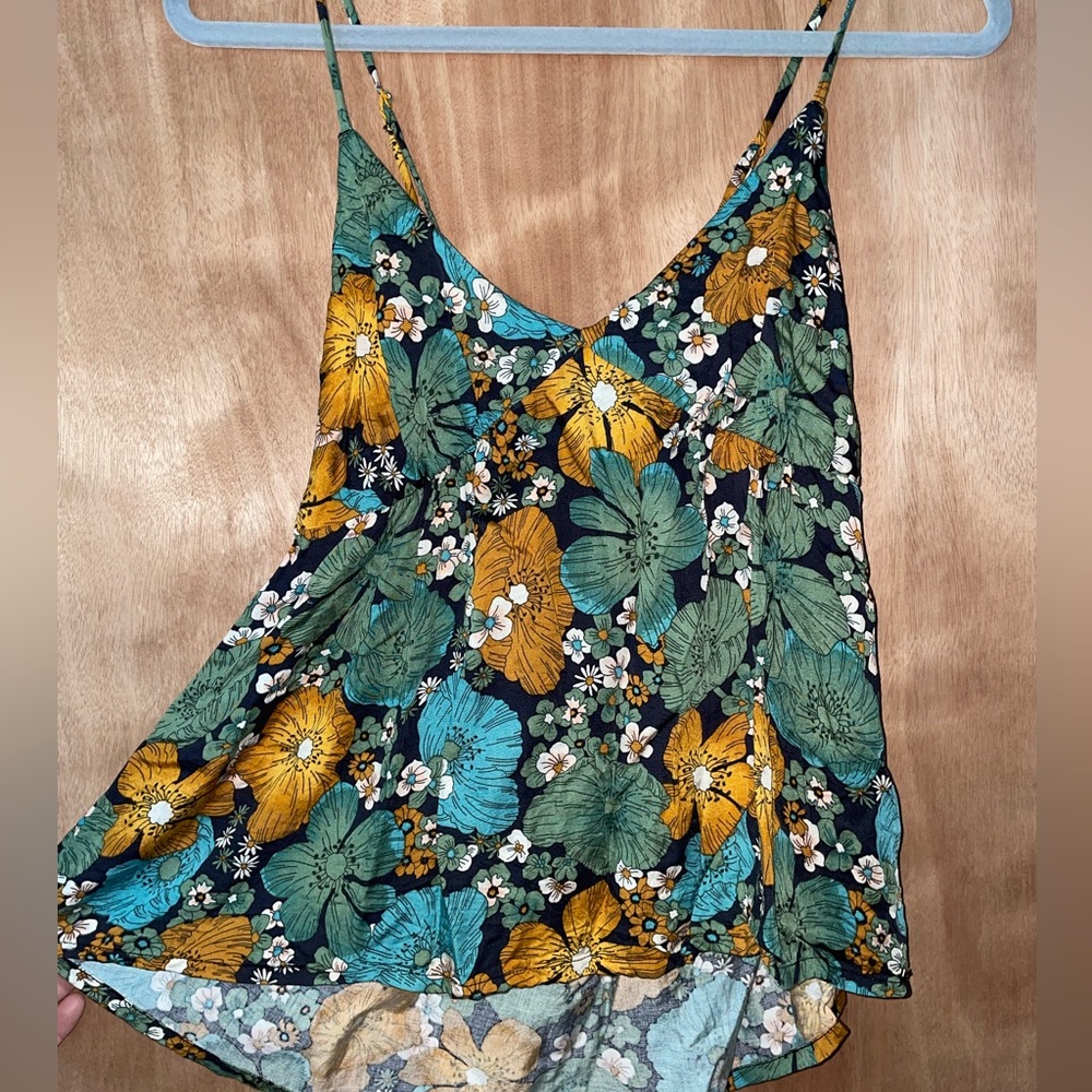 Volcom Women’s spaghetti strap, tie back silky top Sz M